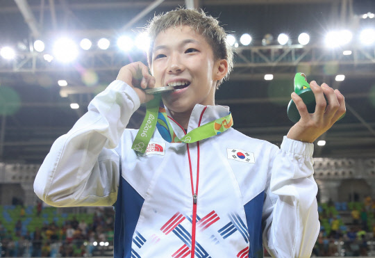 6일(현지시간) 브라질 리우데자네이루 카리오카 경기장 2에서 열린 여자 유도 48kg급에서 은메달을 획득한 정보경이 메달을 깨무는 포즈를 취하고 있다.